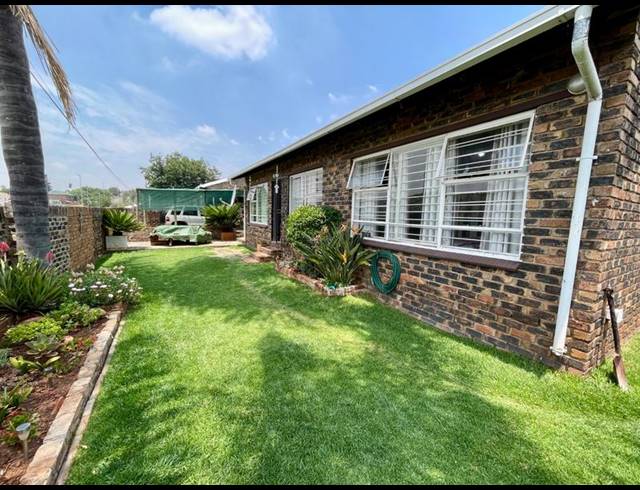 3 BEDROOM TOWNHOUSE FOR SALE IN RANGEVIEW